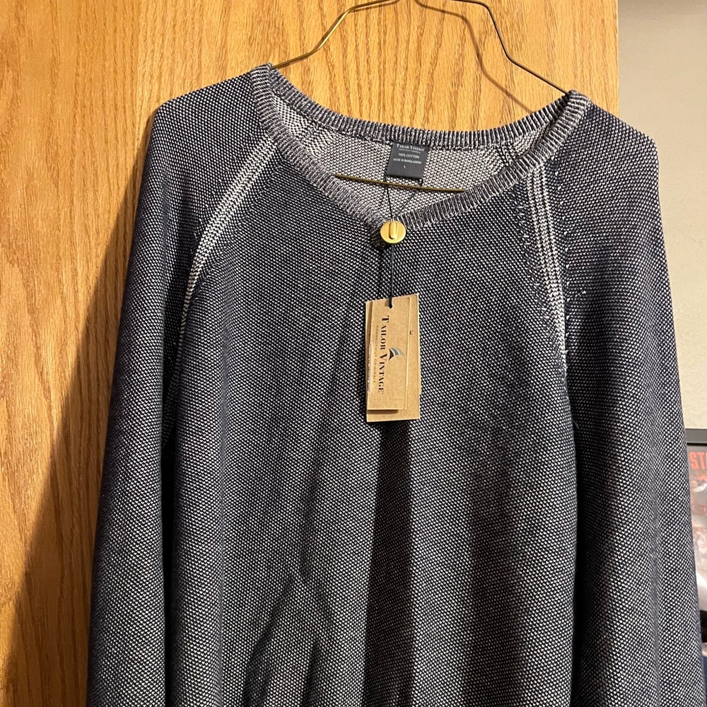 Tailor Vintage Mens Sweater V-Neck
NWT
Textured Pullover in Navy Size Large